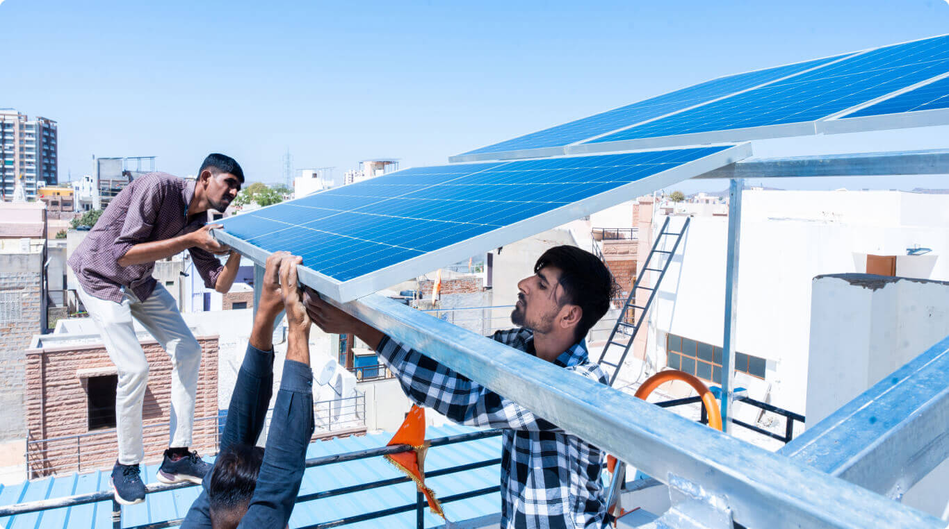 Hindusthan Solar installation crew on a rooftop